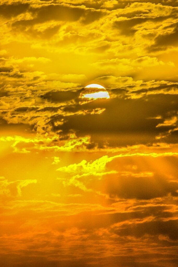 Couché de soleil doré à travers les nuages. Hypnose à Carquefou avec Marie Bernard.